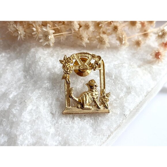 Avon Signed 1990 Touch of Whimsy Cat & Mouse in Window Gold T Vintage Brooch - Picture 2 of 7